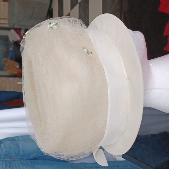 Vintage 50’s 60’s Church Pillbox Style Hat With Flowers, velvet ribbon & netting - Picture 3 of 9